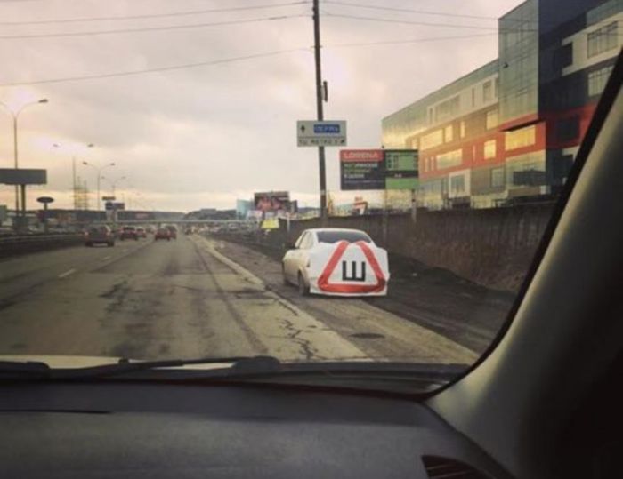 Автоприколы с наклейкой «Шипы»