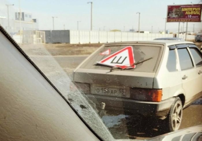 Автоприколы с наклейкой «Шипы»