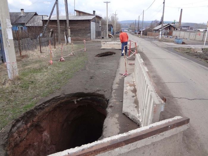 «КамАЗ», приехавший засыпать яму на дороге, провалился в нее