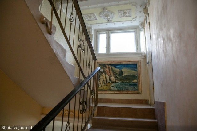 Роскошный подъезд в стиле барокко в обычной многоэтажке Ростова-на-Дону