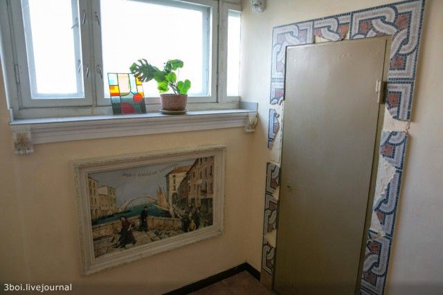 Роскошный подъезд в стиле барокко в обычной многоэтажке Ростова-на-Дону