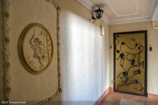 Роскошный подъезд в стиле барокко в обычной многоэтажке Ростова-на-Дону