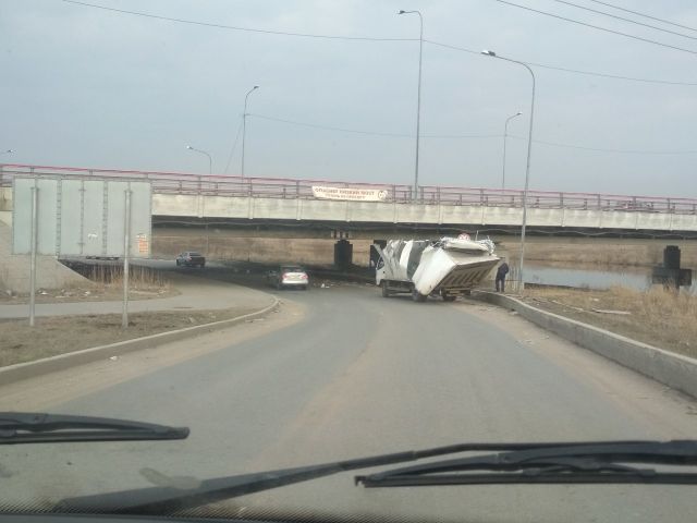 Очередное ДТП под низким мостом в Санкт-Петербурге
