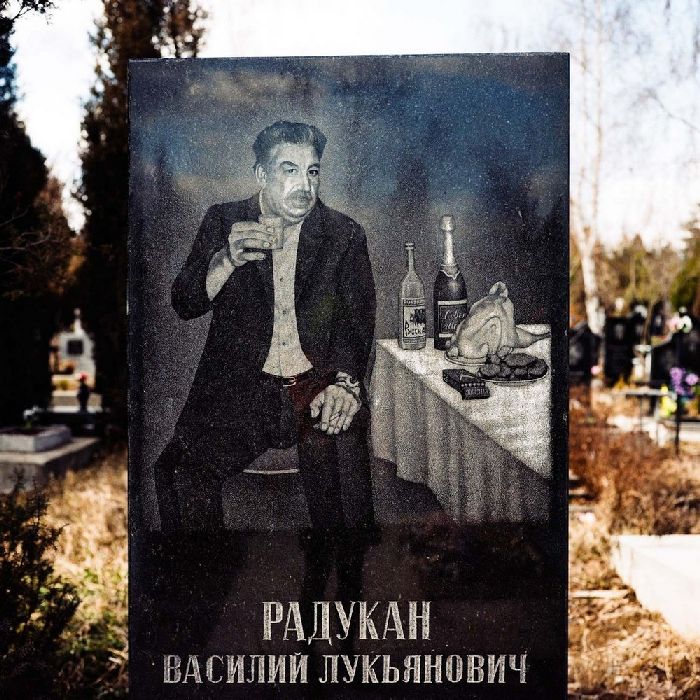 Необычные надгробия в Украине