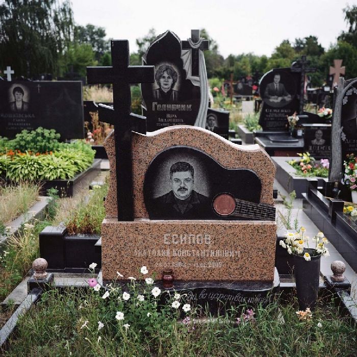 Необычные надгробия в Украине