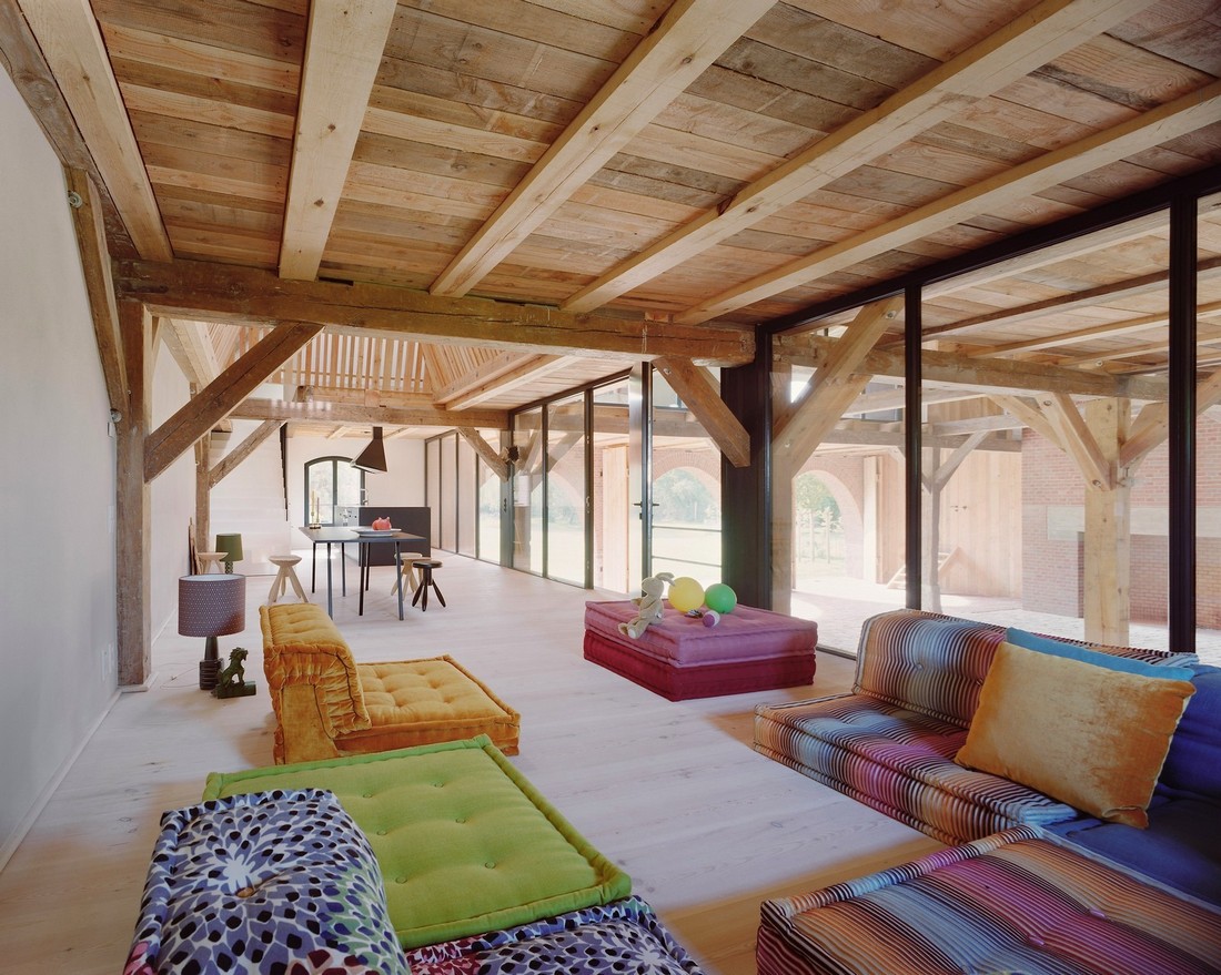 Есть где развернуться: просторный дом из старого амбара