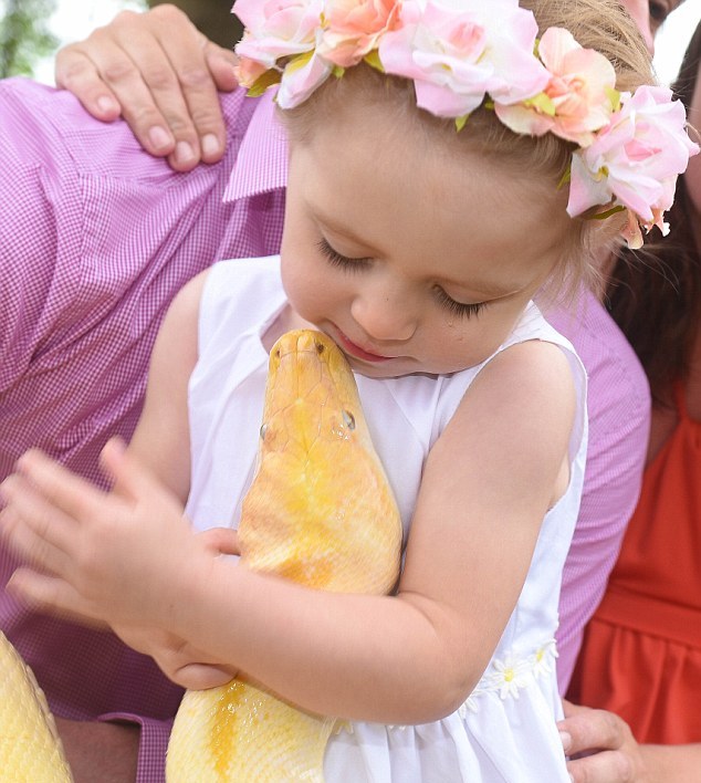 2-летняя девочка и 70-килограммовый питон — лучшие друзья