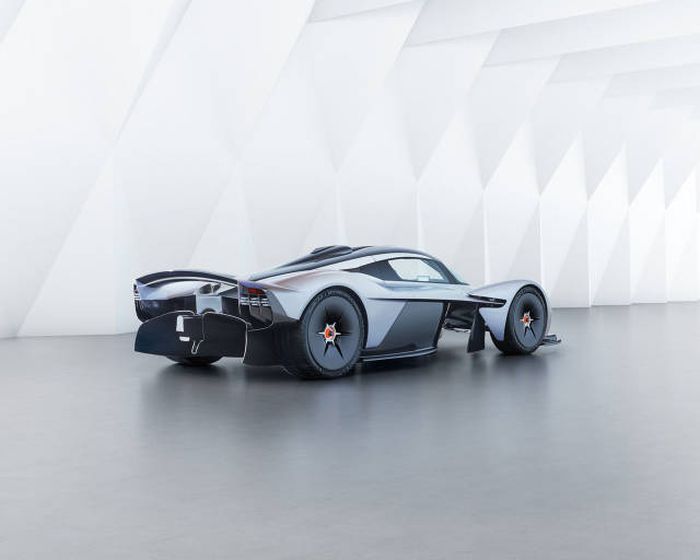 Aston Martin представил серийную версию гиперкара Valkyrie
