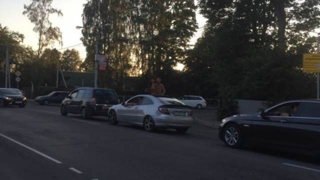 Молодая пара занялась сексом в пробке, высунувшись из люка автомобиля