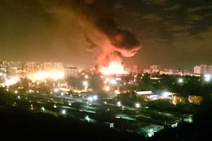 В Москве более 60 пожарных расчетов тушили пожар на складе