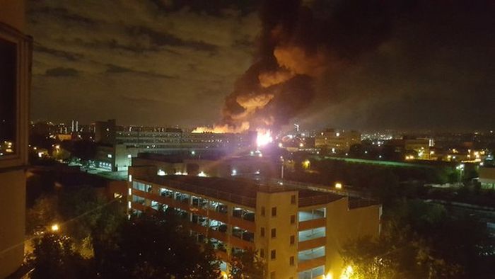 В Москве более 60 пожарных расчетов тушили пожар на складе