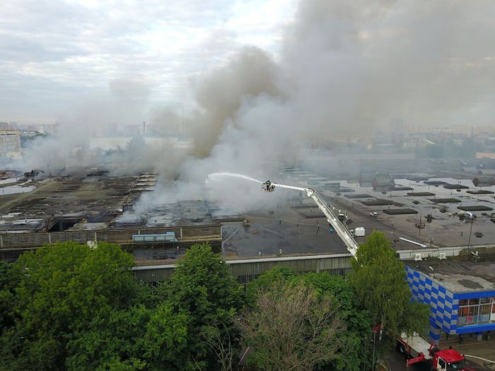 В Москве более 60 пожарных расчетов тушили пожар на складе