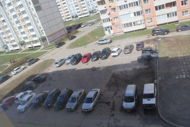 Парковка во дворе "до и после" нанесения разметки