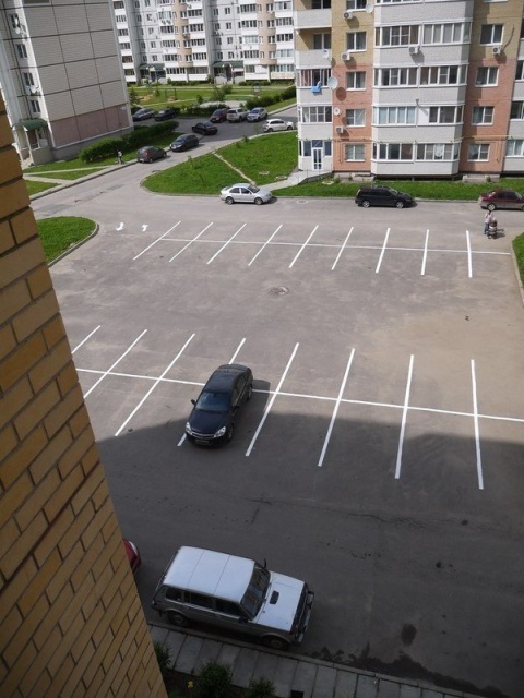 Парковка во дворе "до и после" нанесения разметки