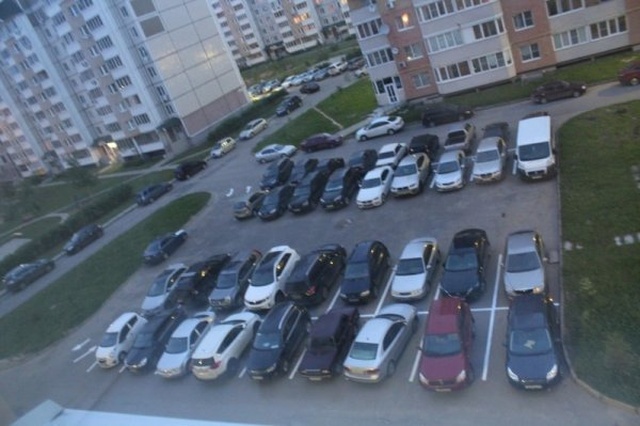 Парковка во дворе "до и после" нанесения разметки