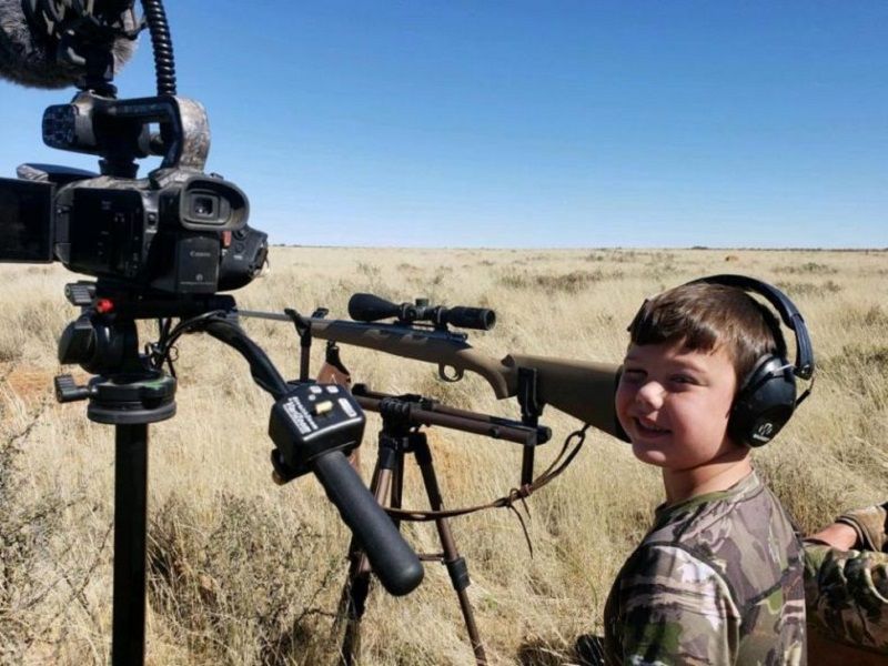 Родители-охотники вручили оружие 7-летнему сыну, и тому понравилось убивать