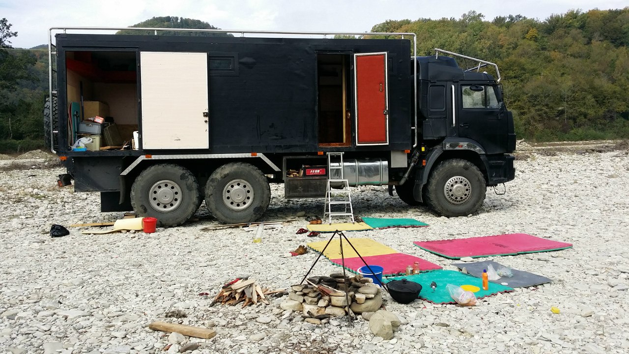 Дом на колесах в КАМАЗе (28 фото) Дом на колесах в КАМАЗе (28 фото)