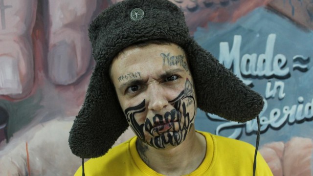 Красноярец набил на лице татуировку со словами «Терять нечего»