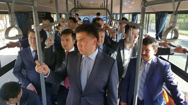 Глава Шымкента пересадил своих подчиненных на общественный транспорт