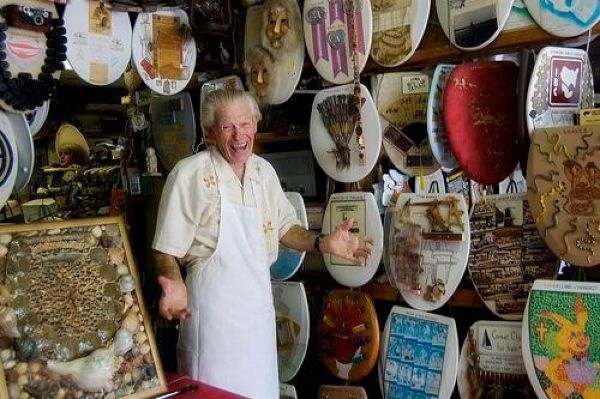 96-летний сантехник продает коллекцию крышек на унитаз