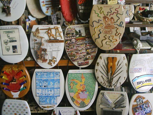 96-летний сантехник продает коллекцию крышек на унитаз