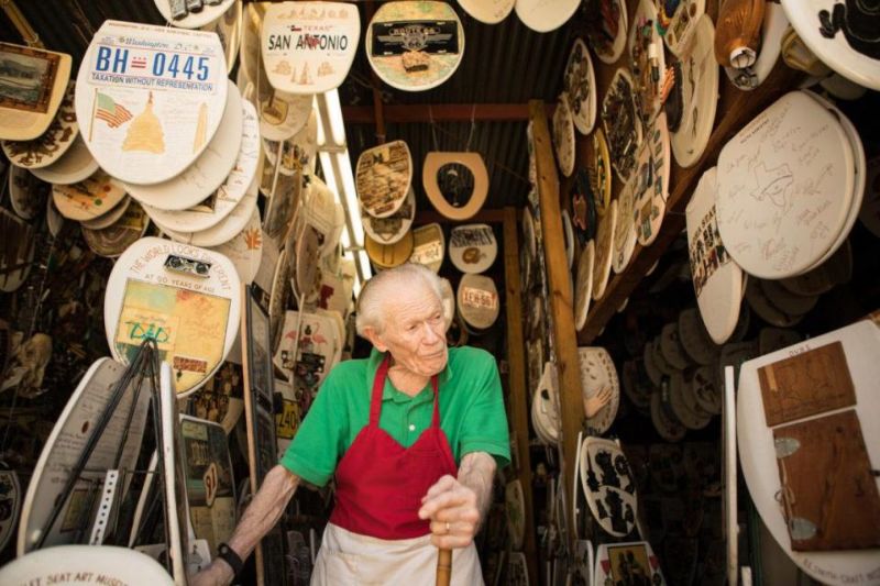 96-летний сантехник продает коллекцию крышек на унитаз