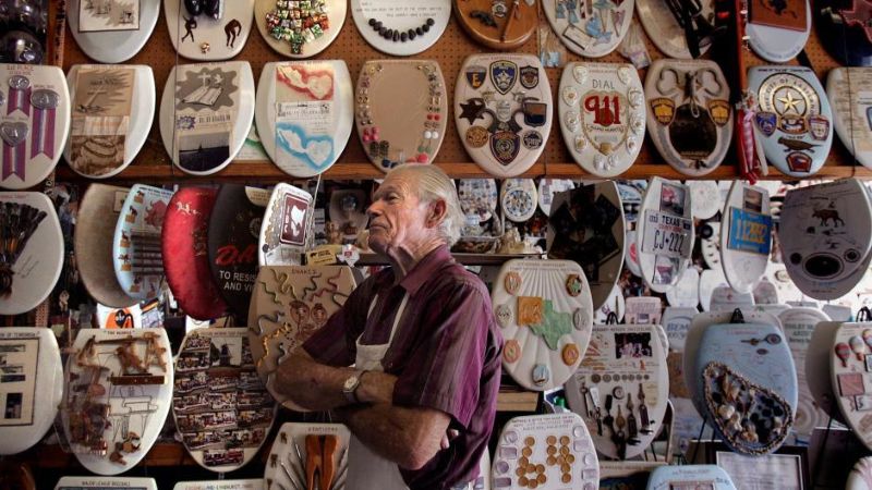96-летний сантехник продает коллекцию крышек на унитаз