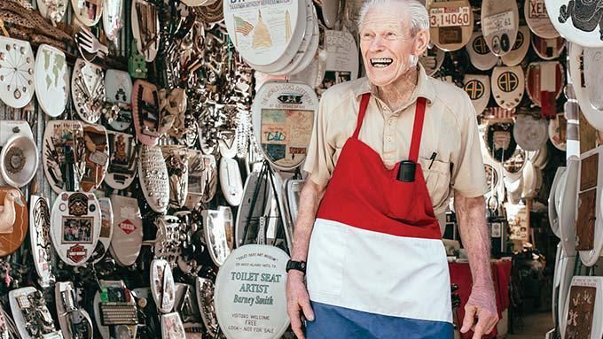 96-летний сантехник продает коллекцию крышек на унитаз