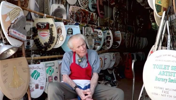 96-летний сантехник продает коллекцию крышек на унитаз