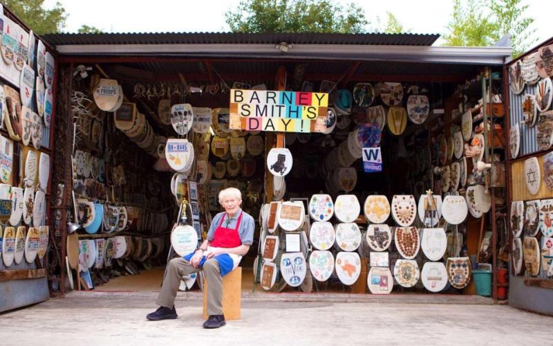 96-летний сантехник продает коллекцию крышек на унитаз