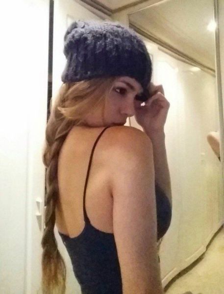 Anella Sangra - отличница, комсомолка и просто красавица