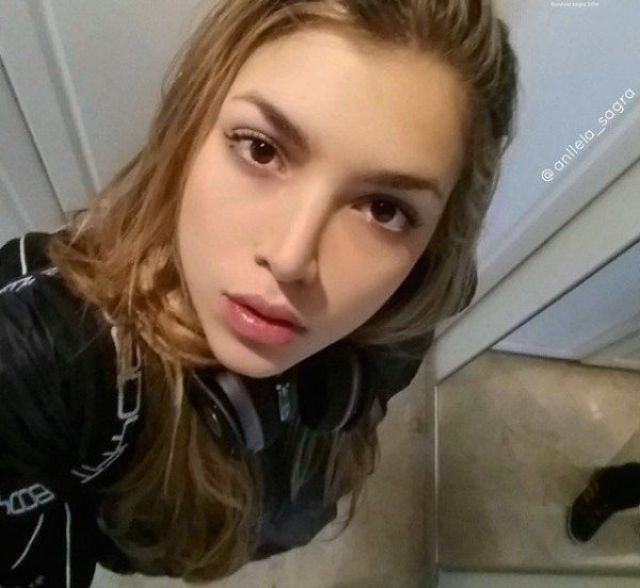 Anella Sangra - отличница, комсомолка и просто красавица