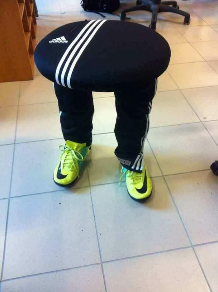 Табуретки с ногами, растущими из... седушки
