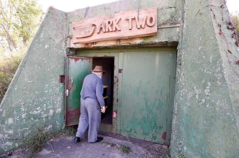 Бункер из школьных автобусов на 350 человек
