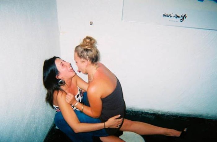 Пьяные девушки фотографируются в туалете