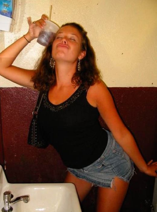 Пьяные девушки фотографируются в туалете