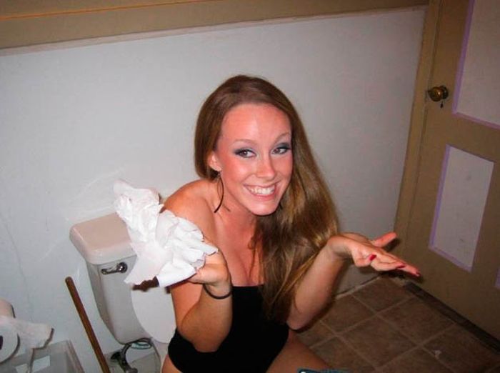 Пьяные девушки фотографируются в туалете