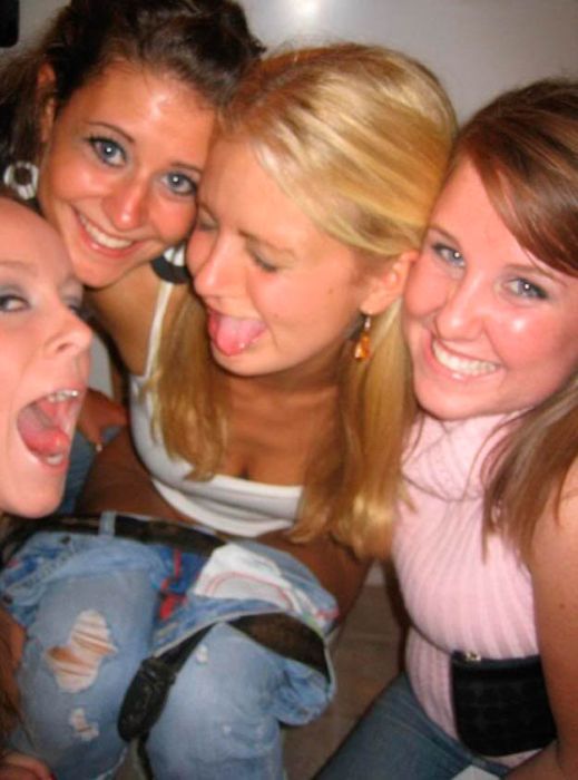 Пьяные девушки фотографируются в туалете