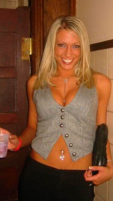 Пьяные девушки фотографируются в туалете