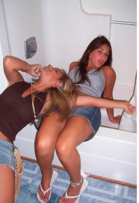 Пьяные девушки фотографируются в туалете