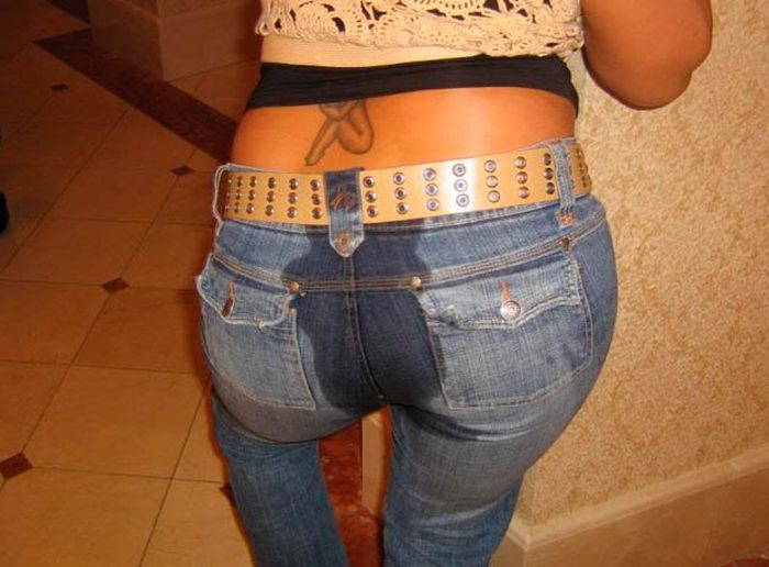 Пьяные девушки фотографируются в туалете