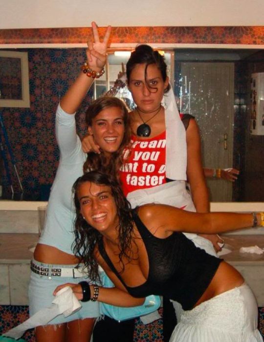 Пьяные девушки фотографируются в туалете