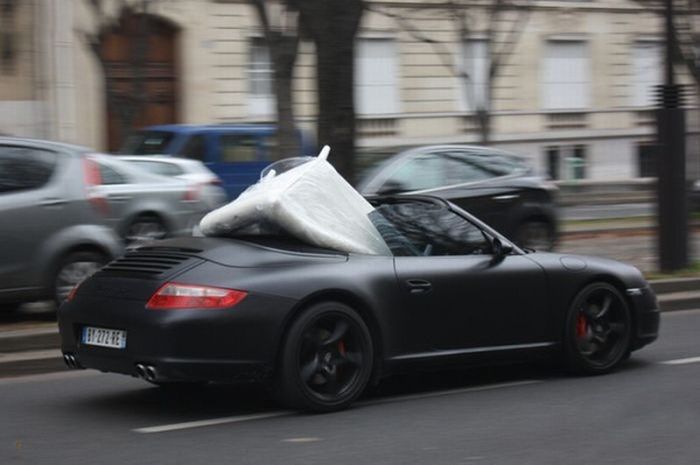 Перевозка мебели на Porsche (4 фото)