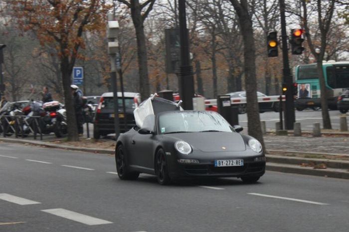 Перевозка мебели на Porsche (4 фото)
