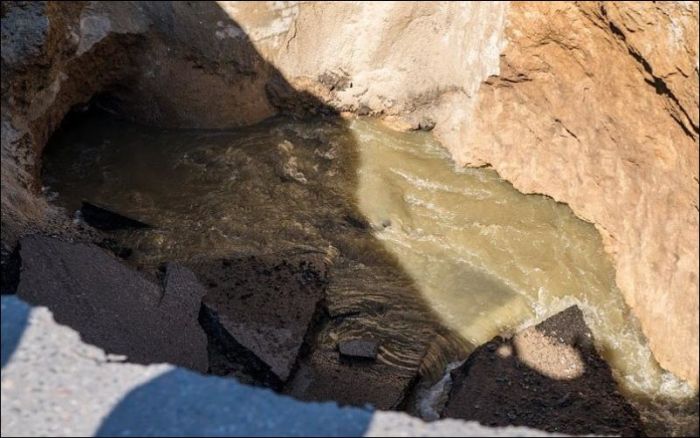 Провал асфальта в Одессе (4 фото)