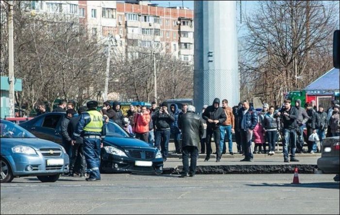 Провал асфальта в Одессе (4 фото)