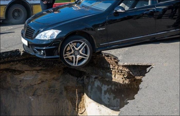 Провал асфальта в Одессе (4 фото)