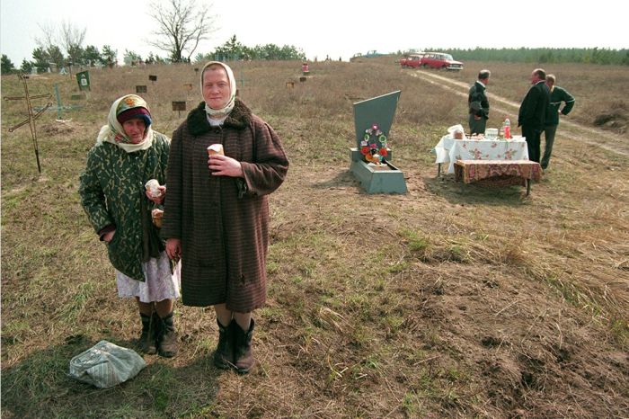 Традиция посещения кладбищ в фотопроекте Александра Чекменёва «Пасха»