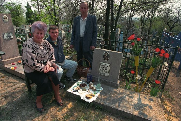 Традиция посещения кладбищ в фотопроекте Александра Чекменёва «Пасха»