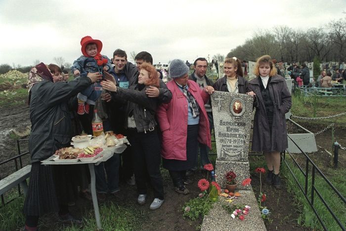 Традиция посещения кладбищ в фотопроекте Александра Чекменёва «Пасха»
